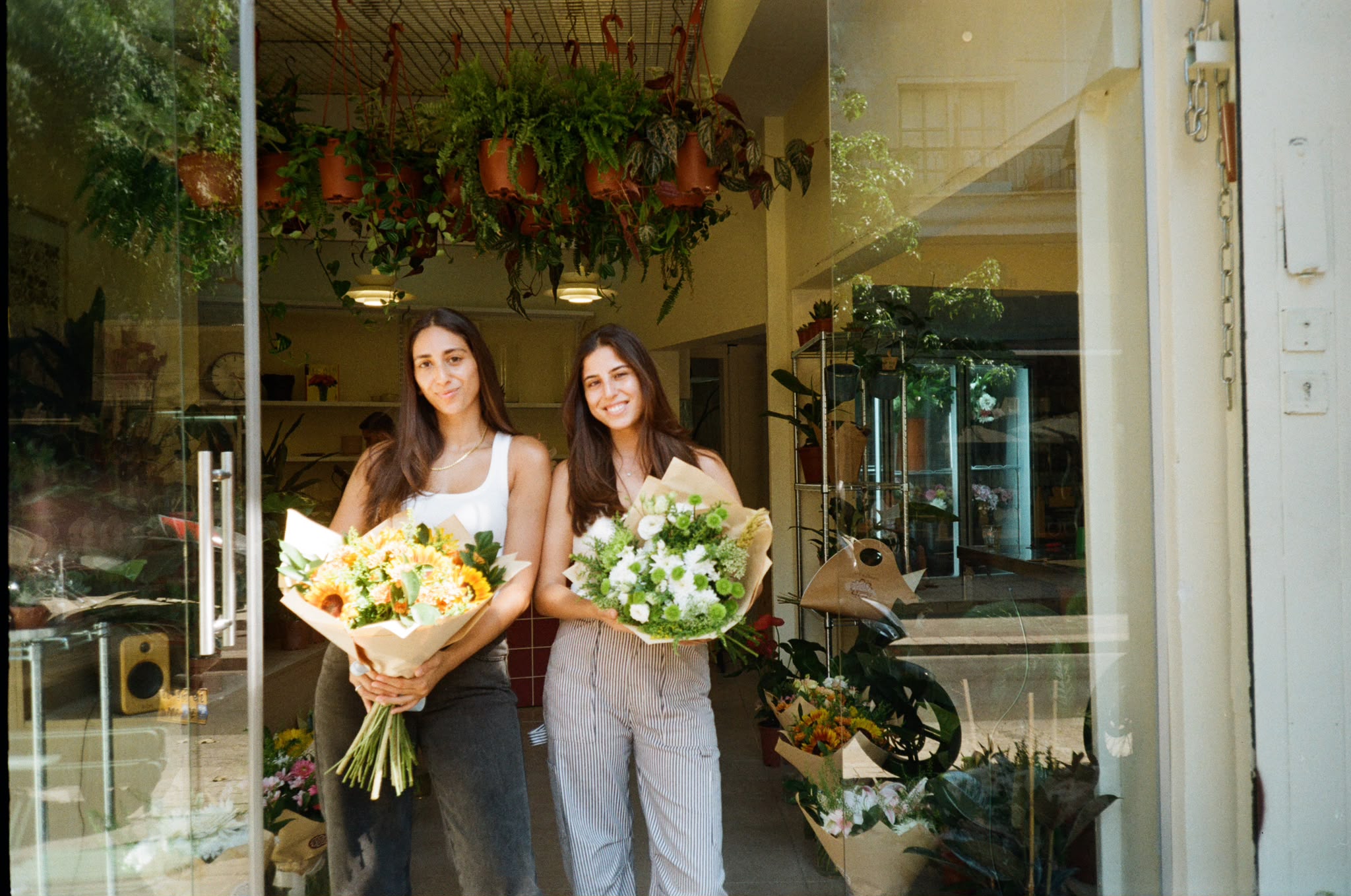 דנה ושיראל, מייסדות Get A Bloom, בכניסה לוורקשופ הפרחים בקינג ג׳ורג׳ תל אביב